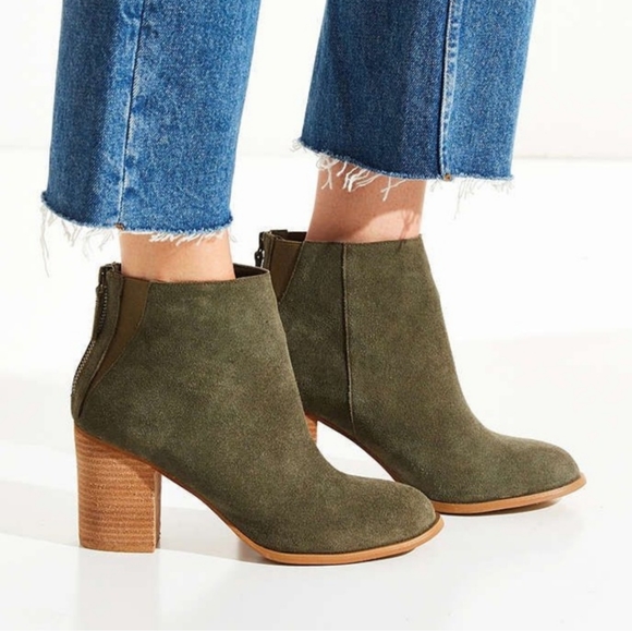 URBAN OUTFITTERS SHORT SUEDE BOOT, MOSS 9 - Picture 2 of 14